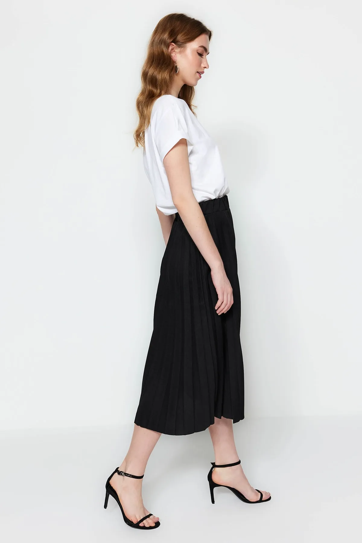 Trendyol Collection  Schwarzer ausgestellter Midi-Plissee-Rock aus Crêpe-Strick mit hoher Taille TWOSS23ET00048