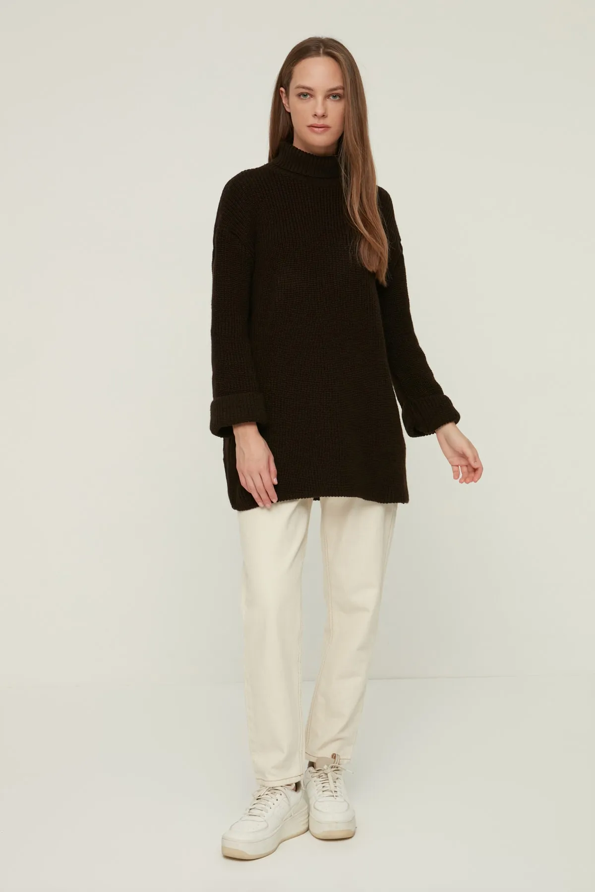 Trendyol Modest  Brauner Rollkragenpullover aus Strick TCTAW22AK0156
