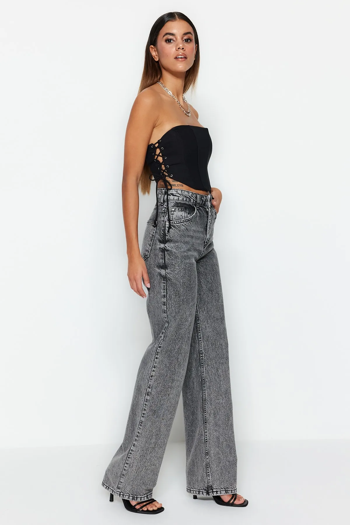 Trendyol Collection  Graue Jeans mit hoher Taille und weitem Bein TWOSS23JE00106