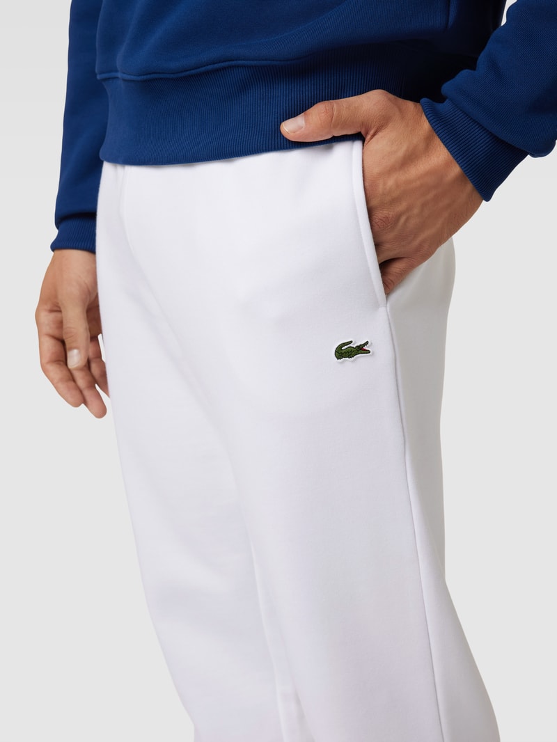 Regular Fit Sweatpants mit Label-Patch in weiß