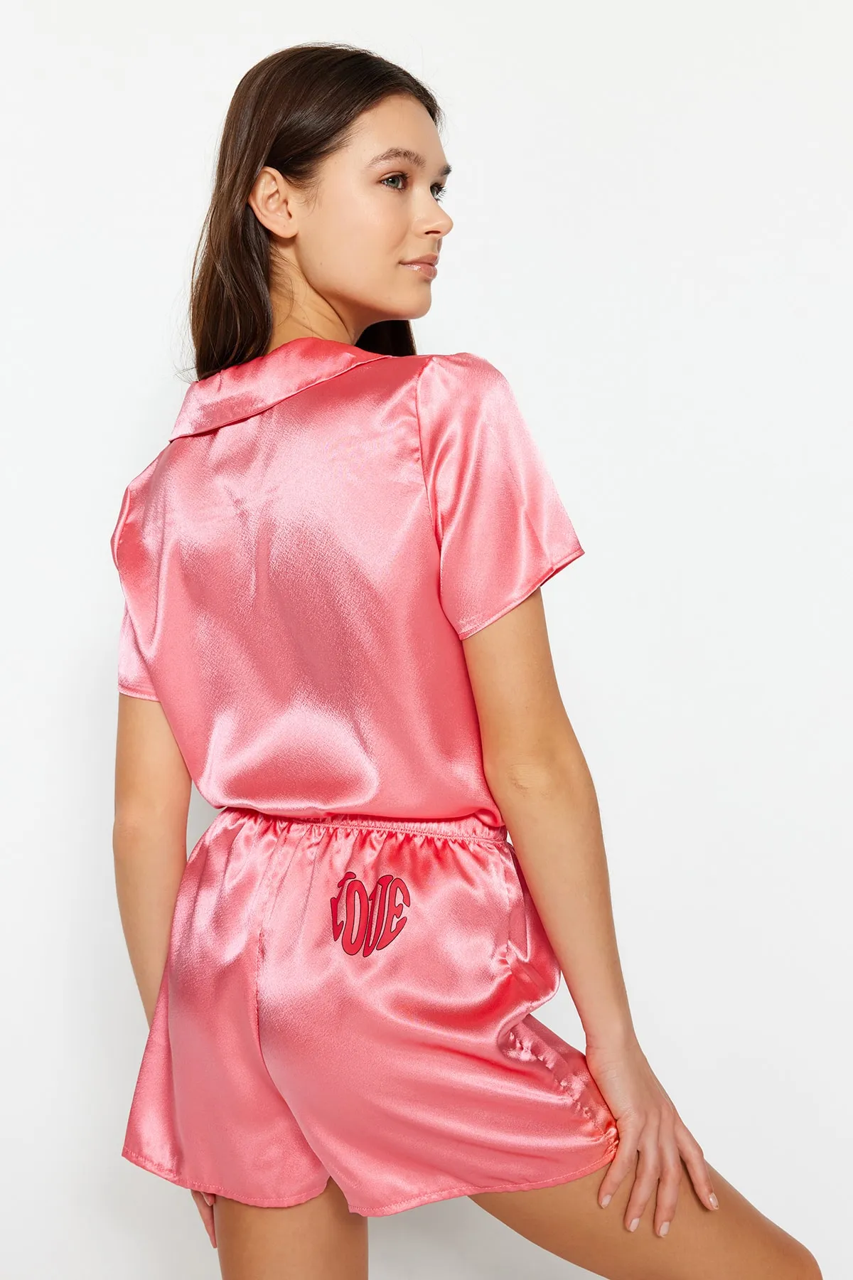 Trendyol Collection  Pyjama-Set aus gewebtem Hemd und Shorts aus Satin mit Slogan-Print in Rosa THMSS23PT00150