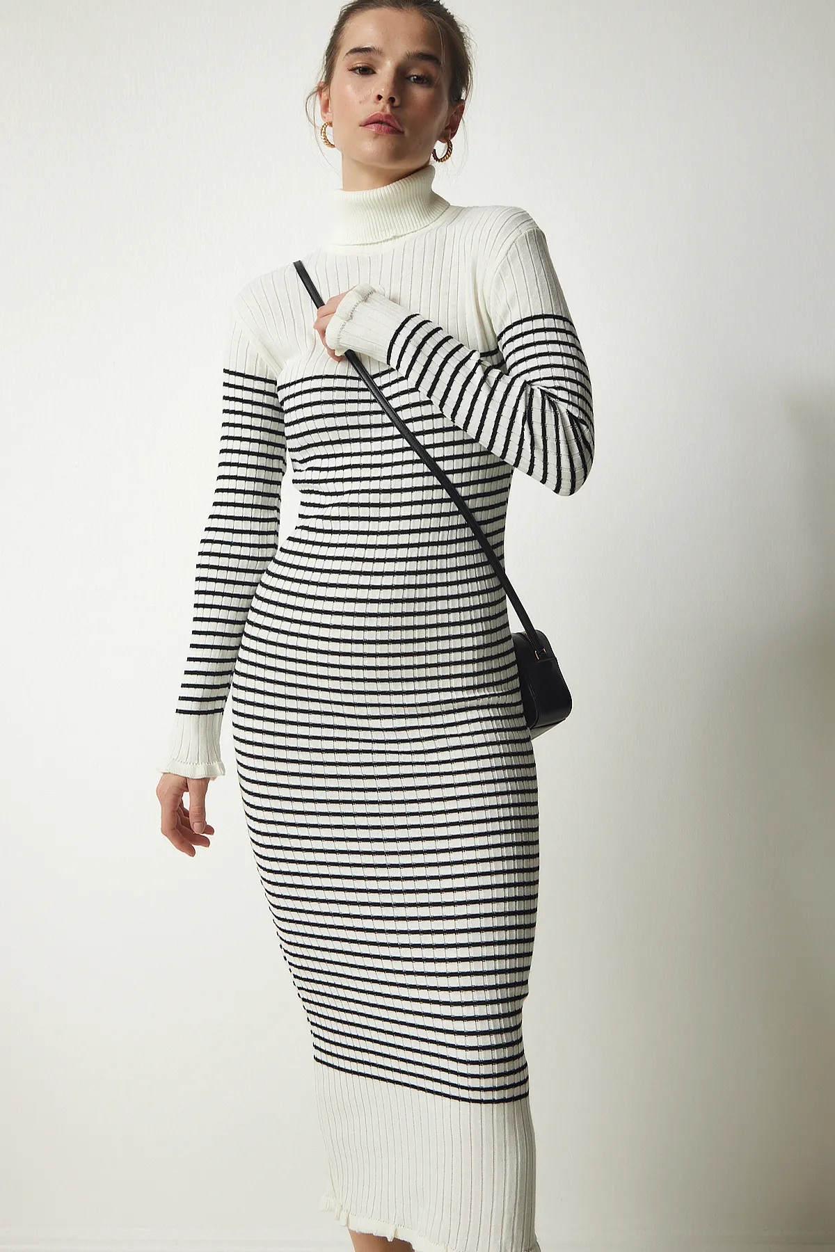 Happiness İstanbul  Gestreiftes Strickkleid mit Rollkragen für Damen in Ecru DD01265