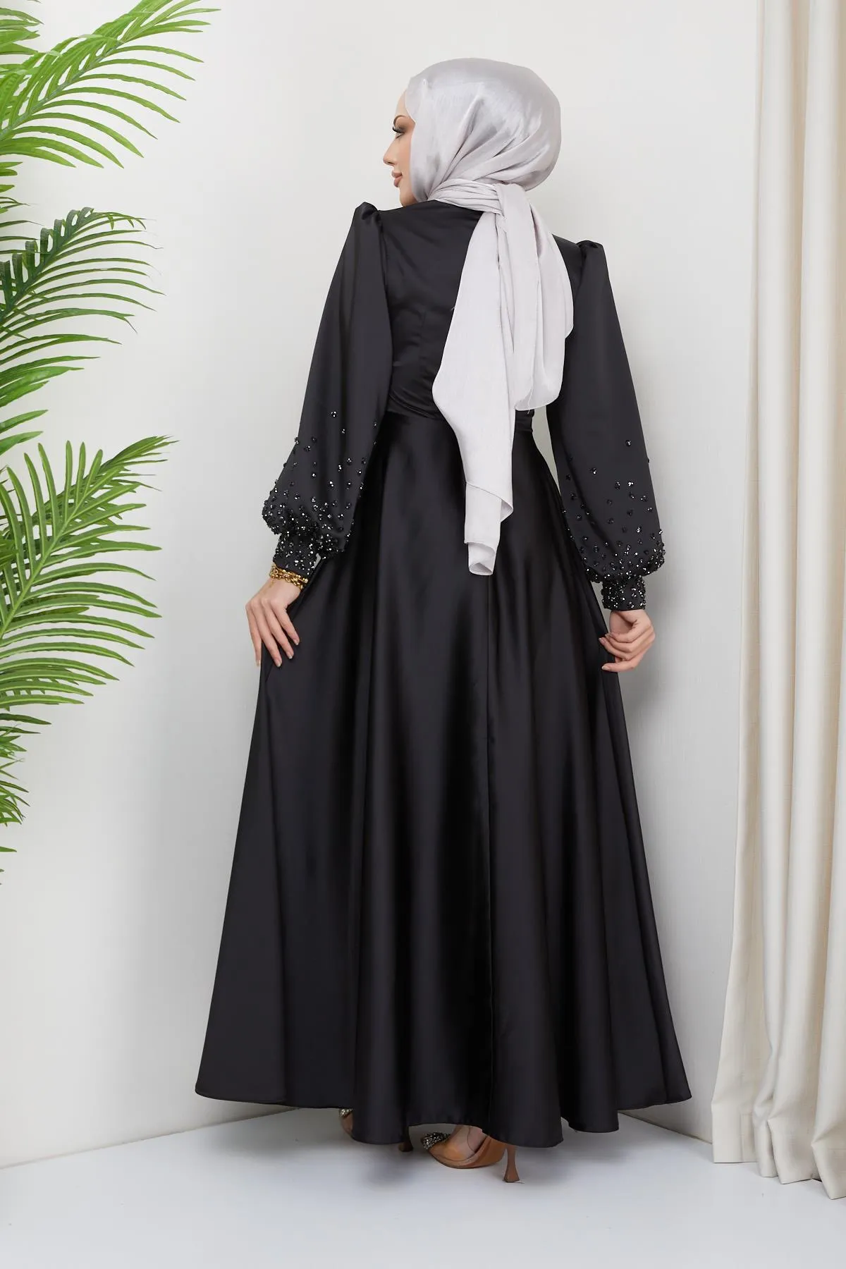Olcay  Satin-Abendkleid mit verteilten Steindetails vorne und an den Ärmeln SCHWARZ 1658