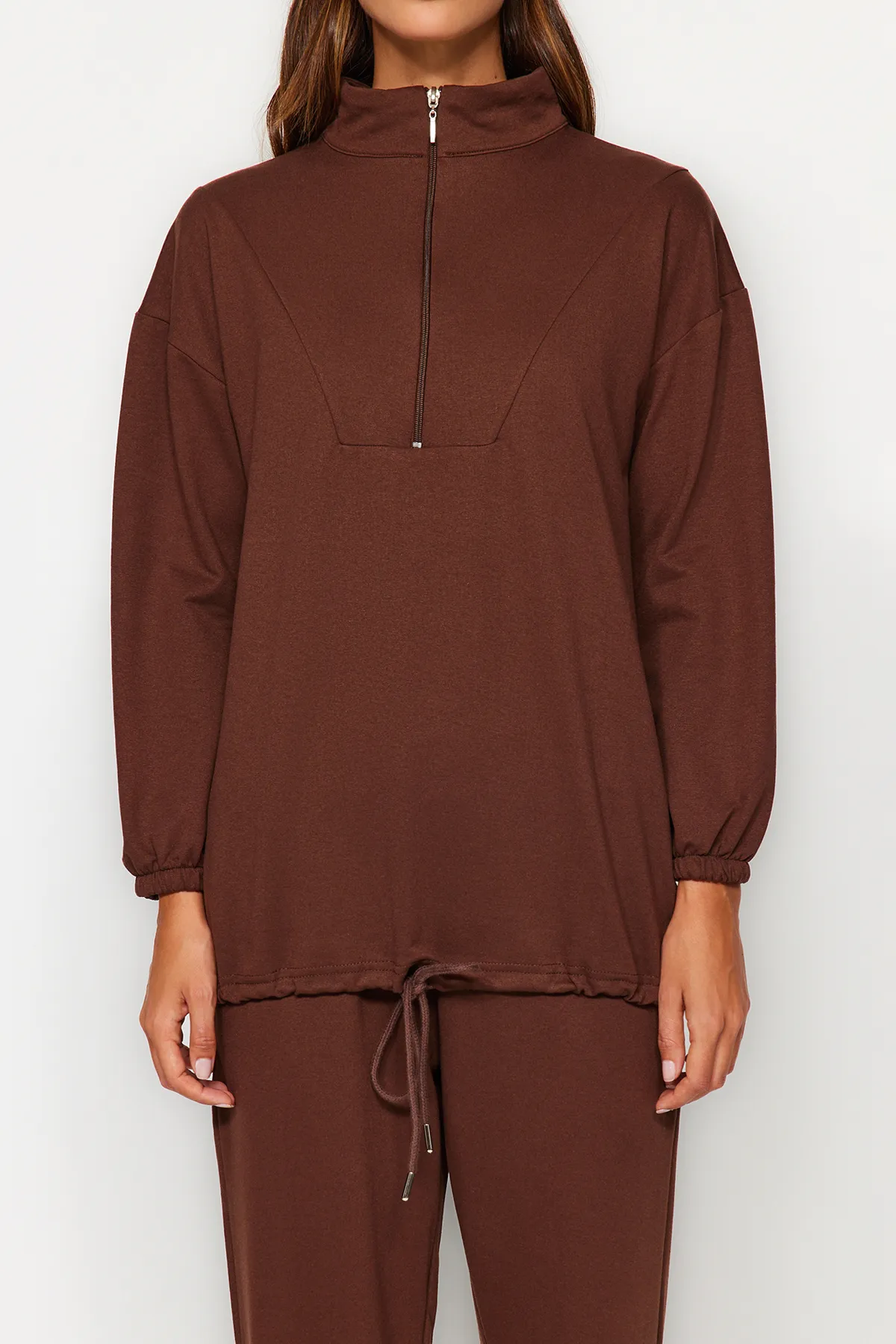 Trendyol Modest  Braunes Strick-Trainingsanzug-Set mit hohem Kragen und Kordelzug und Reißverschluss TCTAW22EN0051