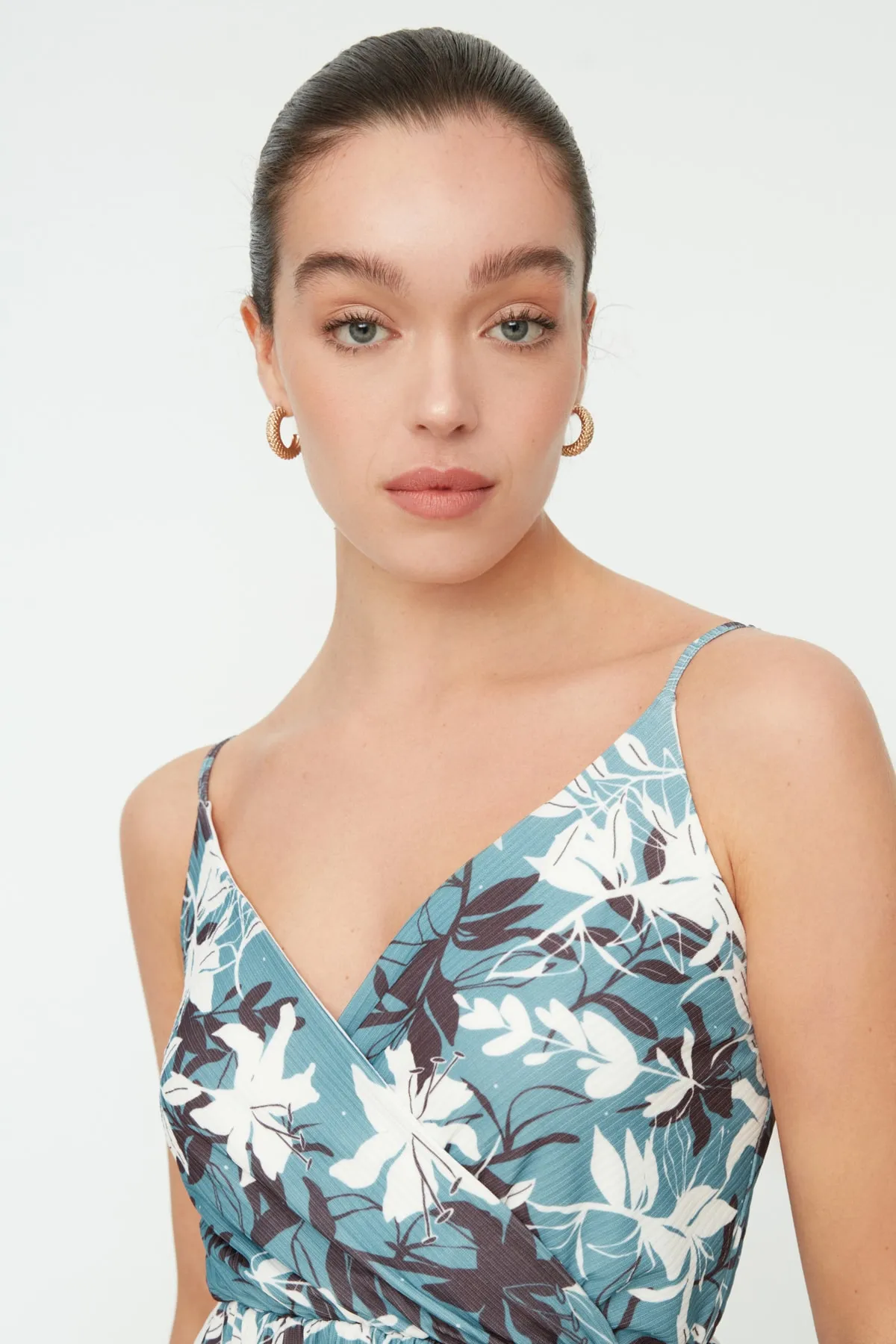 Trendyol Collection  Mintfarbenes Blumenmuster mit offener Taille/Skater-Midi-Zweireiher, flexibles Strickkleid mit plissierten Trägern TWOSS20EL2729