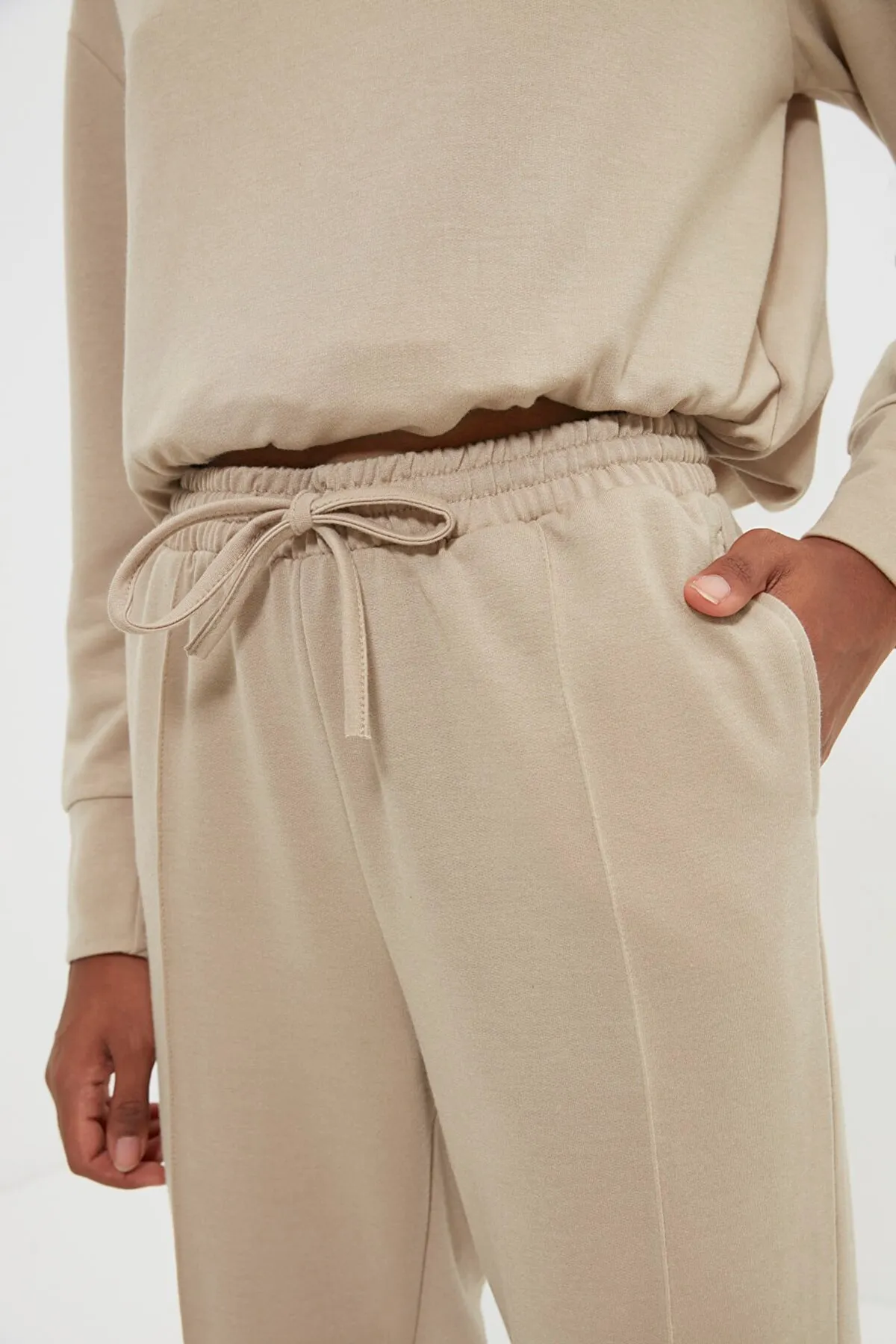 Trendyol Collection  Beiges Pyjama-Set aus 2-fädigem Strick mit detaillierten Nähten THMAW22EM0101