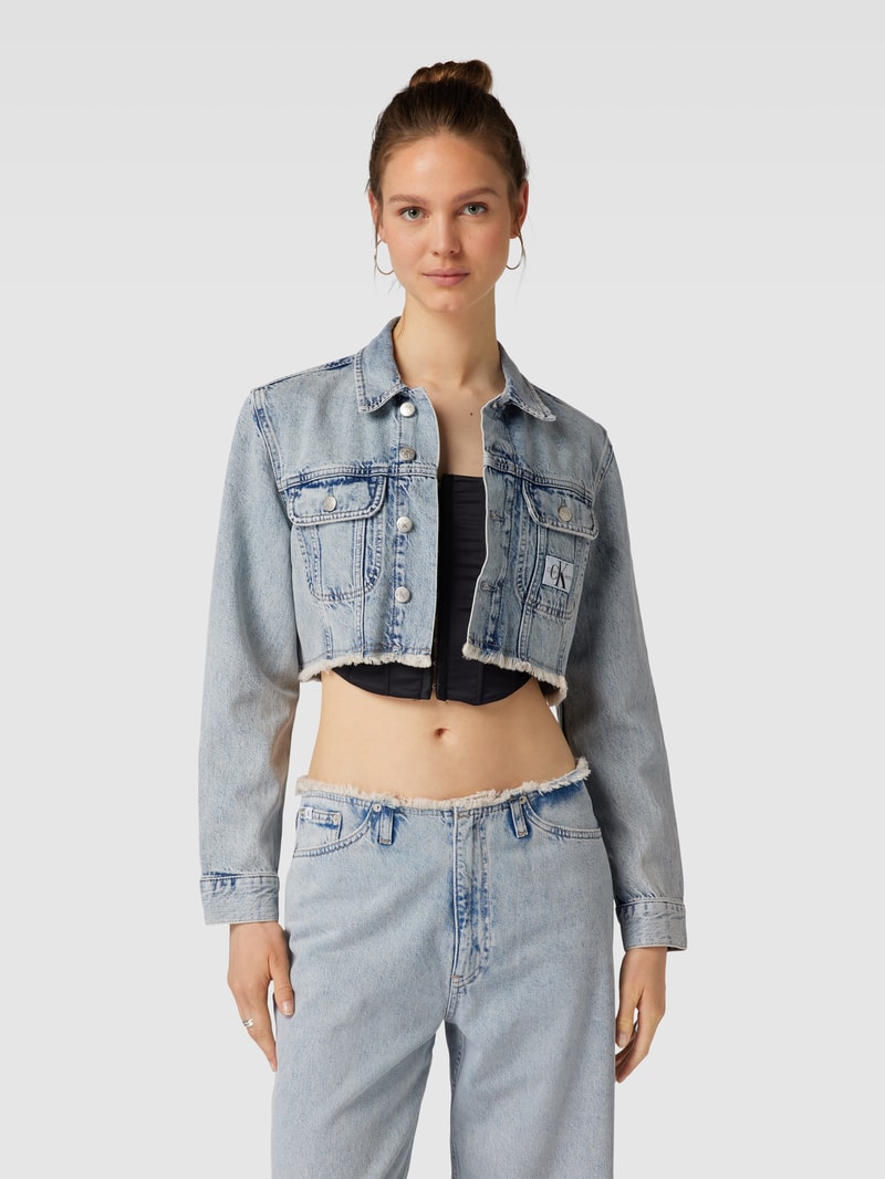 Cropped Jeansjacke mit ausgefranstem Saum in hellblau