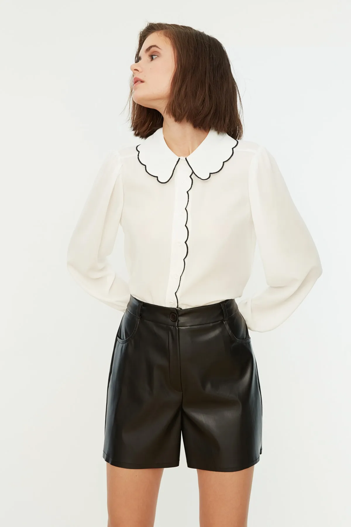 Trendyol Collection  Schwarze gewebte Shorts aus Kunstleder mit Taschen TWOAW21SR0014