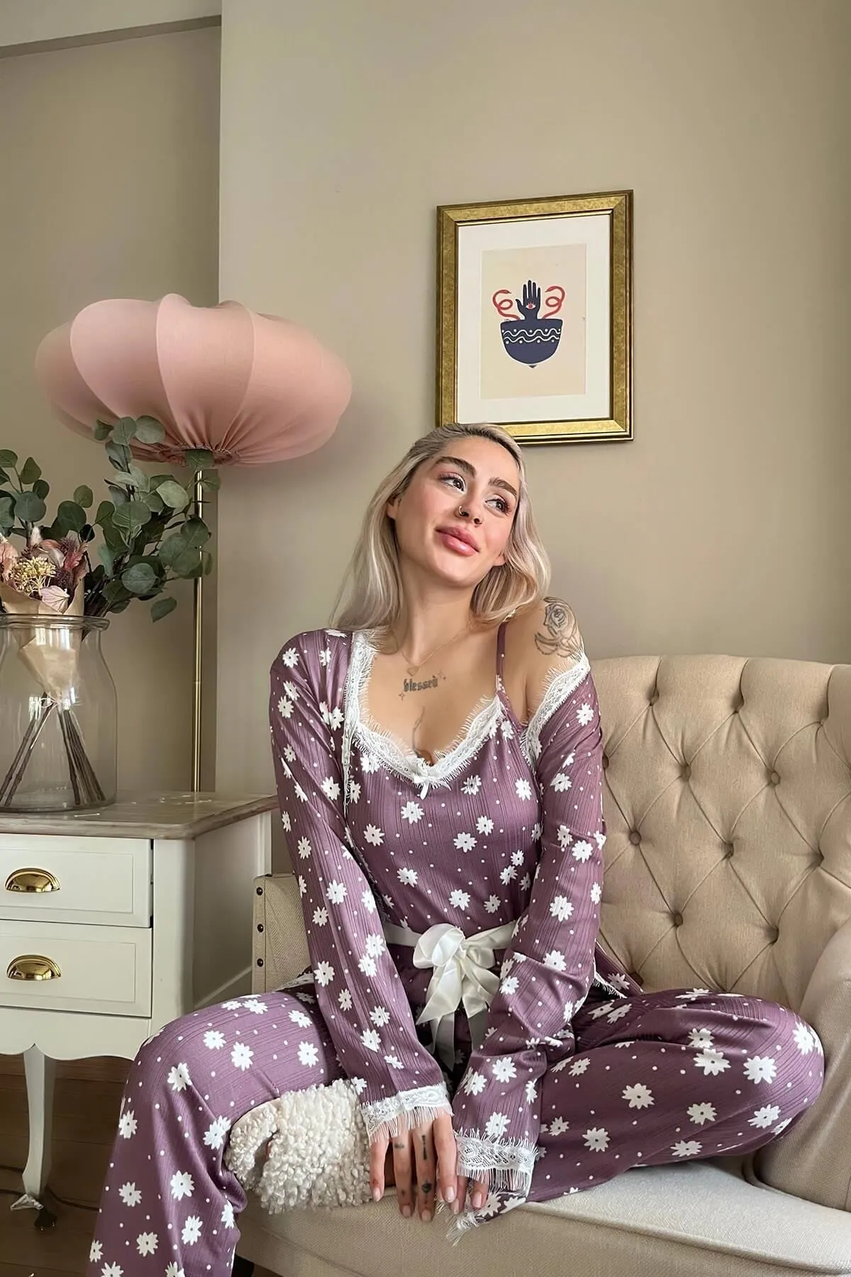 Pijamaevi  Lilafarbenes Pegasus-Pyjama-Set mit Gänseblümchenmuster und Morgenmantel