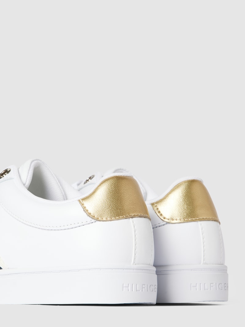 Sneaker mit Label-Detail in weiß