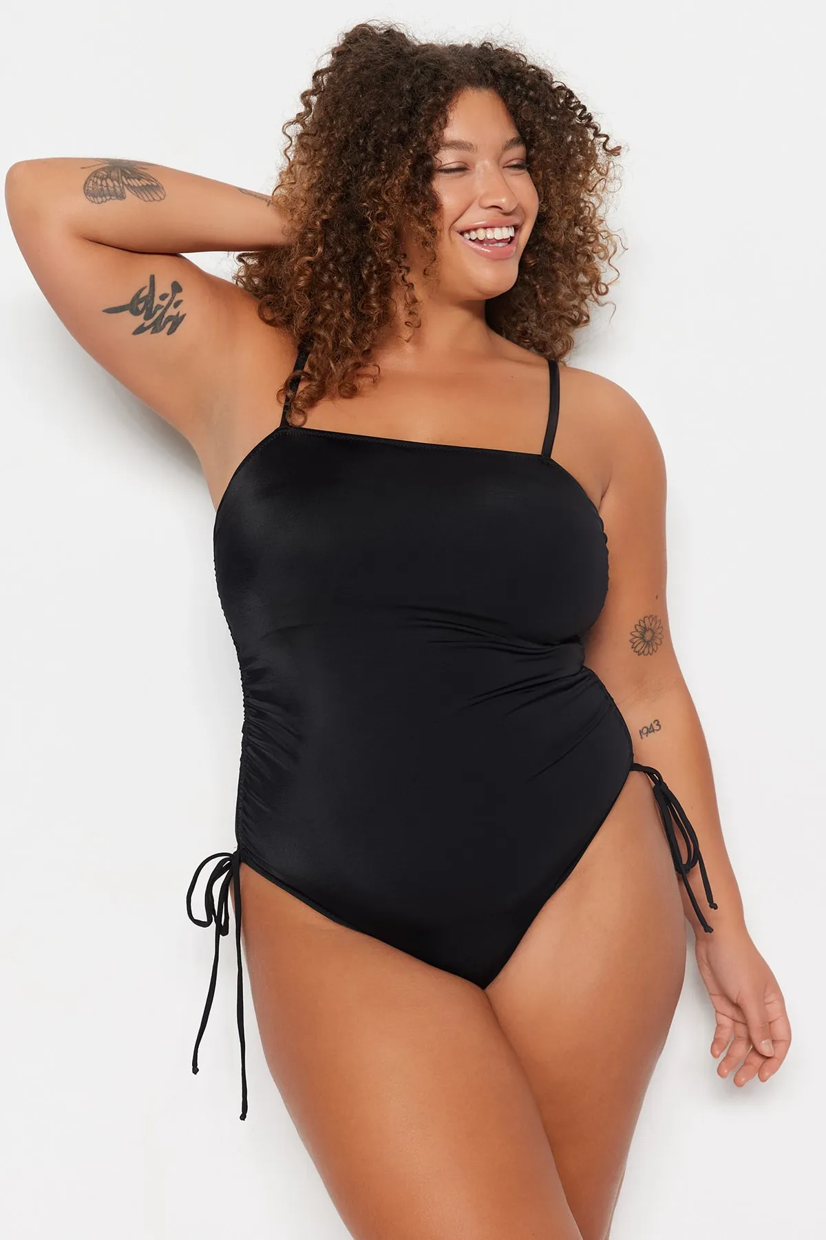 Trendyol Curve  Schwarzer, seitlich geraffter, verstellbarer Badeanzug mit Erholungseffekt TBBSS23AM00041