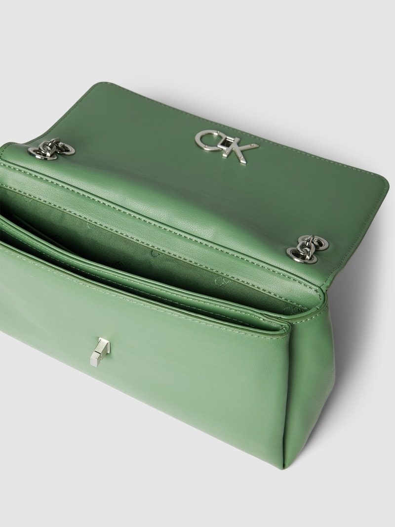 Schultertasche mit Label-Applikation in schilf