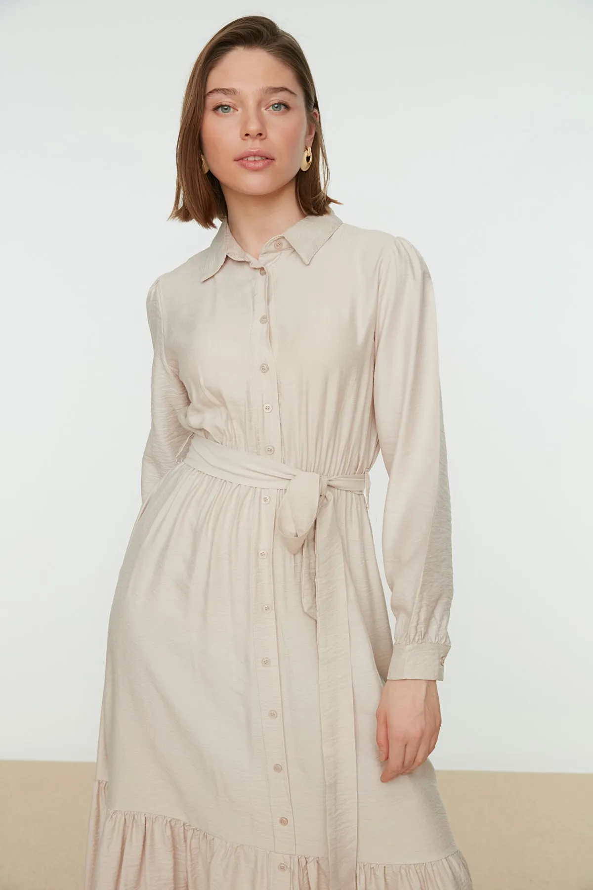 Trendyol Modest  Beiges Hemdblusenkleid aus Webstoff mit Gürtel, Schulterdetail, Rock und Volant TCTSS21EL3887