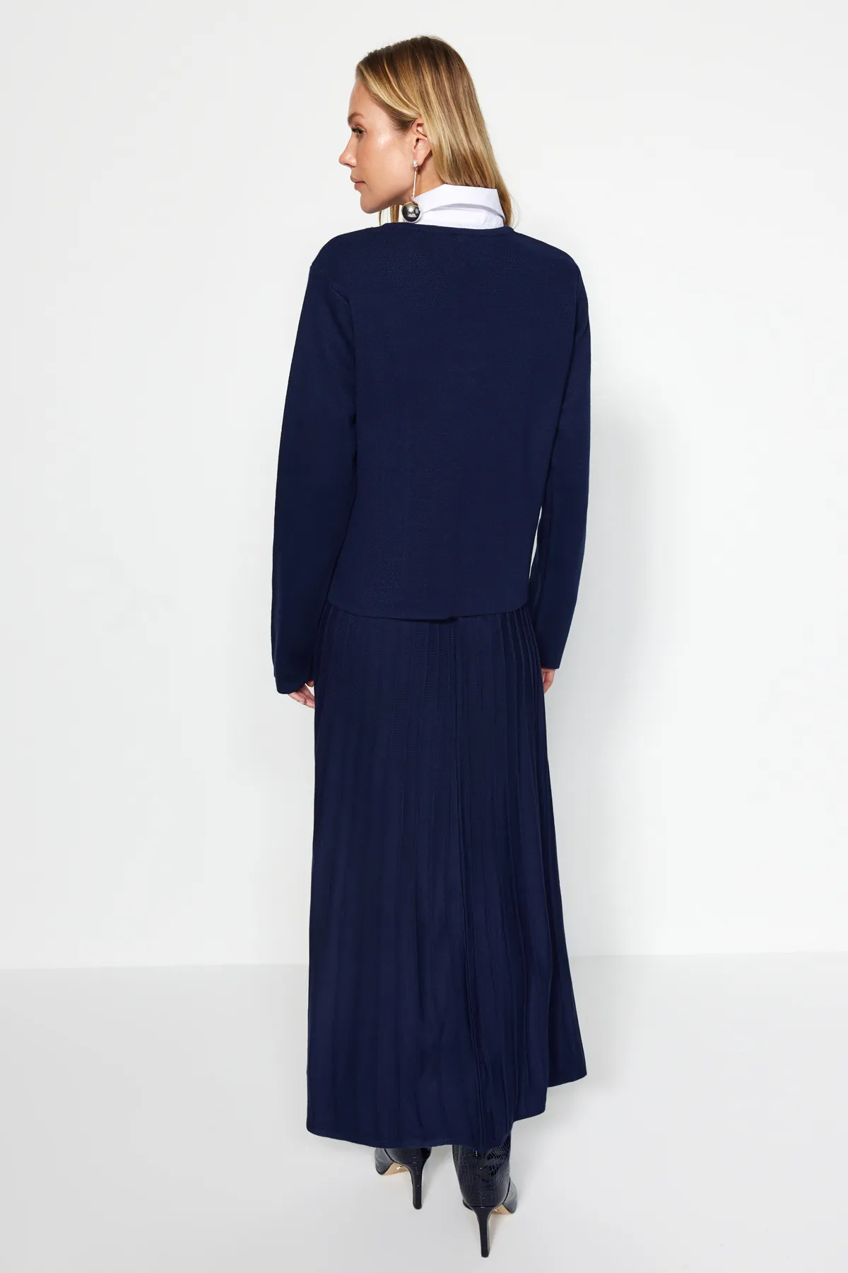 Trendyol Modest  Marineblaues Strickoberteil- und -unterteil-Set mit geknöpftem Cardigan-Rock TCTAW24US00043