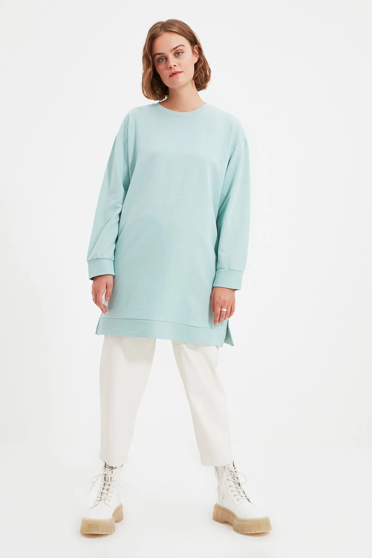 Trendyol Modest  Wassergrünes Basic-Strick-Sweatshirt mit Rundhalsausschnitt und Schlitz und detailliertem Ausschnitt TCTAW22TW0138
