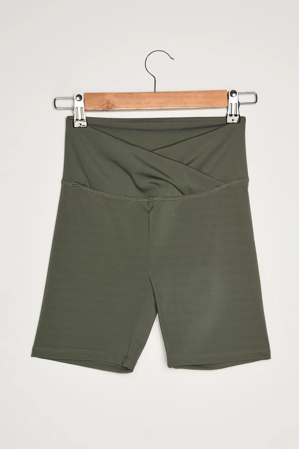 Trendyol Collection  Khakifarbene Recovery-Sportshorts mit zweireihiger Taille und detailliertem Strickmuster TWOSS21SR0714