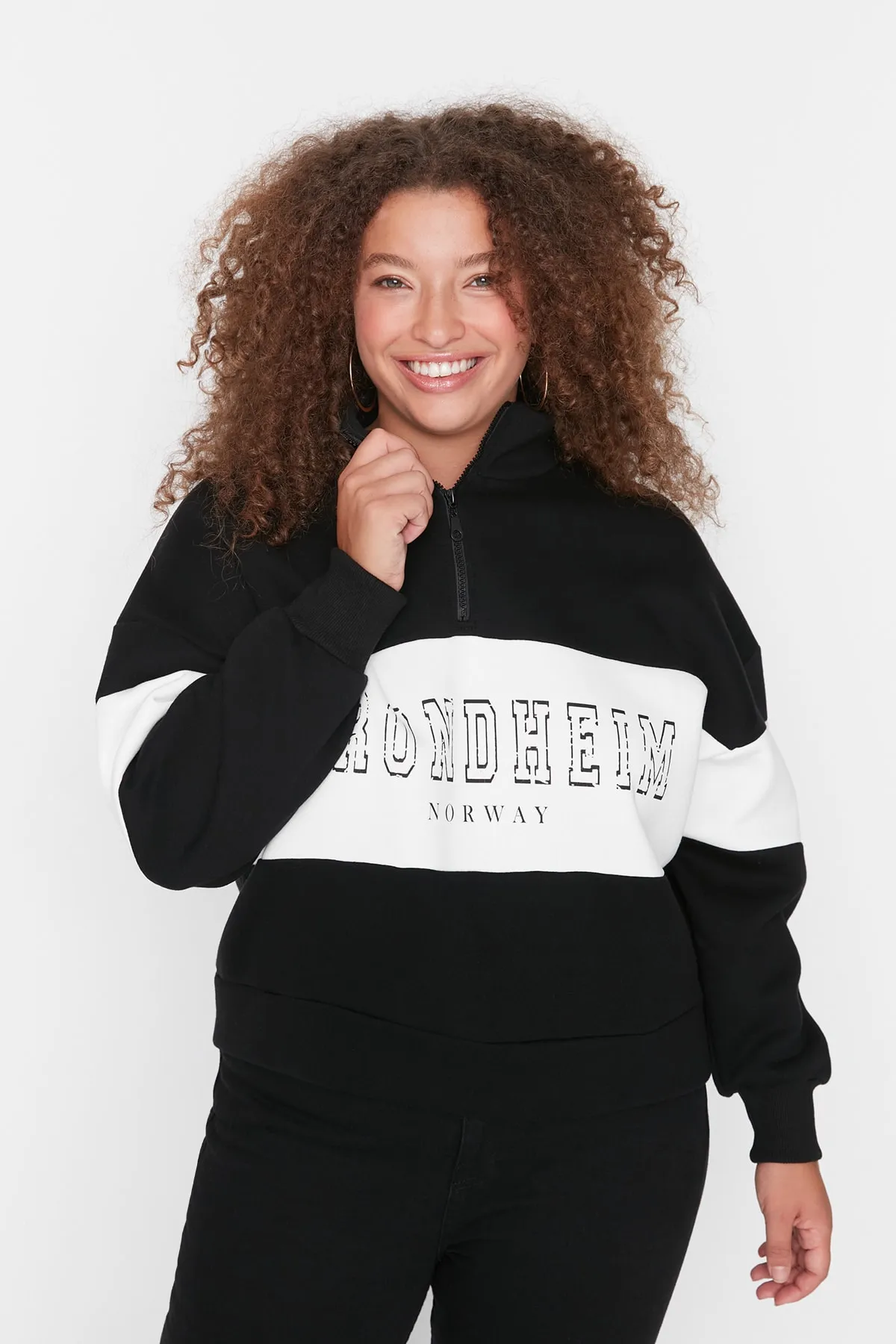 Trendyol Curve  Schwarzes Strick-Sweatshirt mit Farbblockierung, Reißverschluss und Stehkragen, dick, erhöht, TBBAW23AO00073