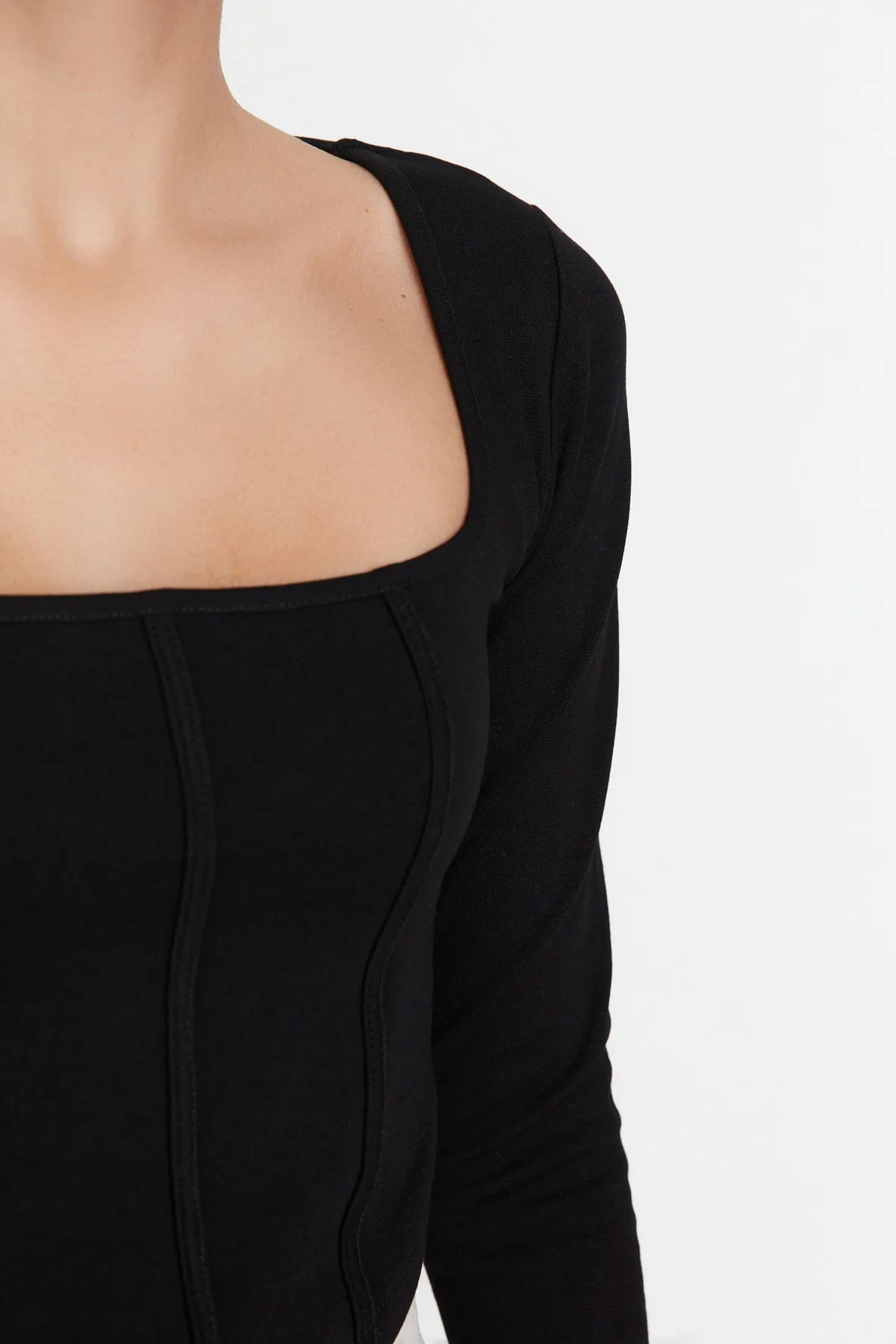Trendyol Collection  Schwarze Paspelierung, detaillierte, eng anliegende Interlock-Strickbluse mit quadratischem Ausschnitt TWOAW23BZ00151