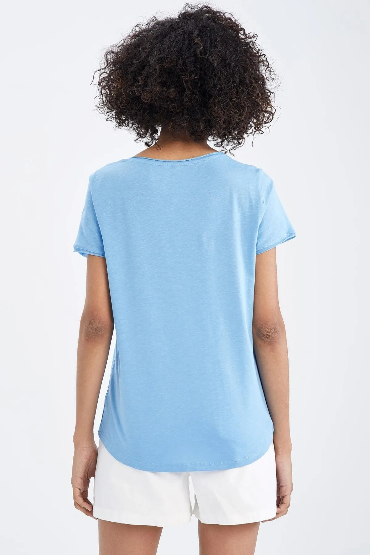DeFacto  Kurzarm-T-Shirt aus 100 % Baumwolle mit normaler Passform und V-Ausschnitt