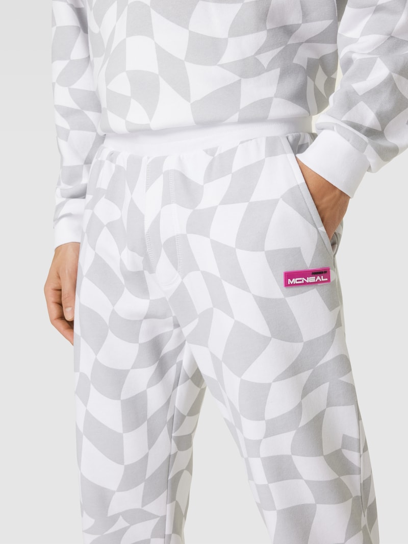 Sweatpants mit Label-Patch in weiß