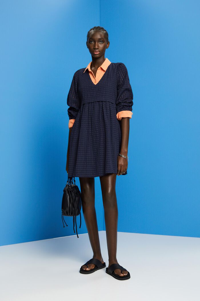 Strukturiertes Minikleid mit Volantsaum