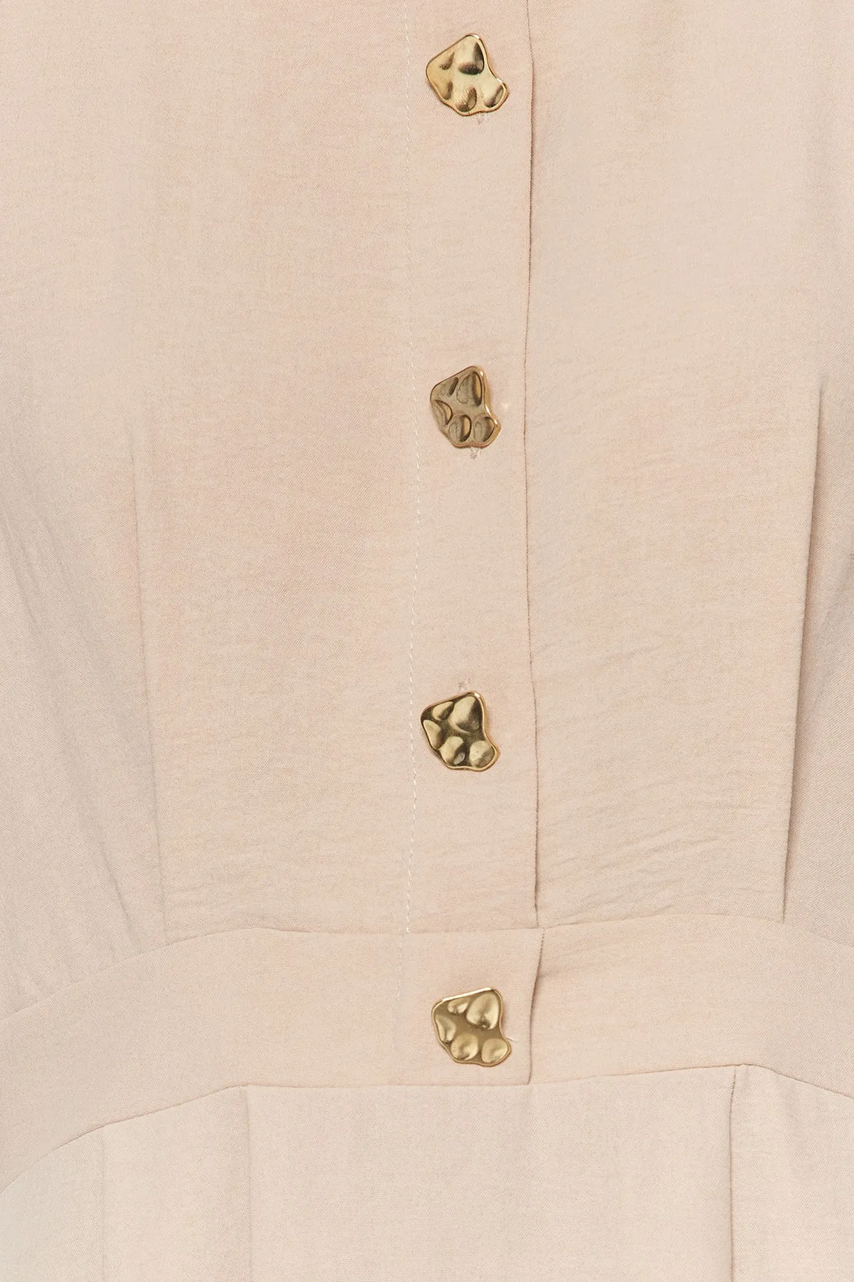 Trendyol Modest  Hellbeige Aerobin-Gewebtes Kleid mit goldenen Knöpfen TCTSS23EB00361