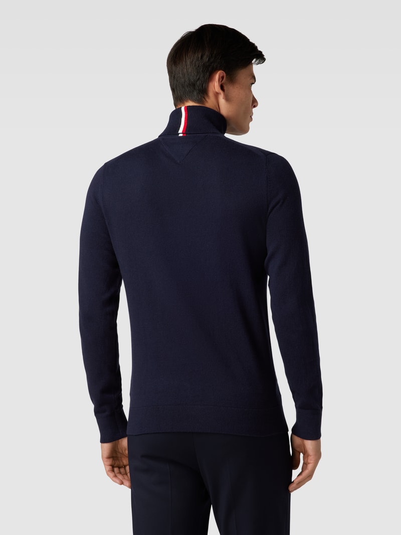 Rollkragenpullover mit Kaschmir-Anteil und Logo-Stitching in marineblau