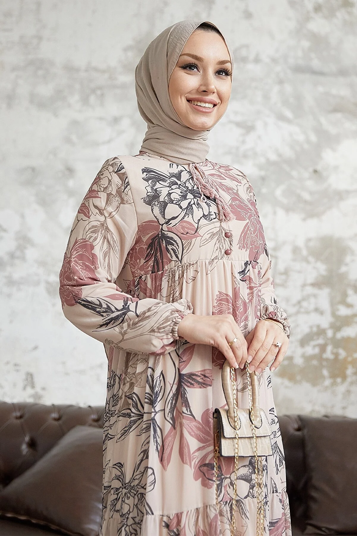 InStyle  Jalya Hijab-Kleid aus Chiffon mit geknöpftem String und Kragen – Puder