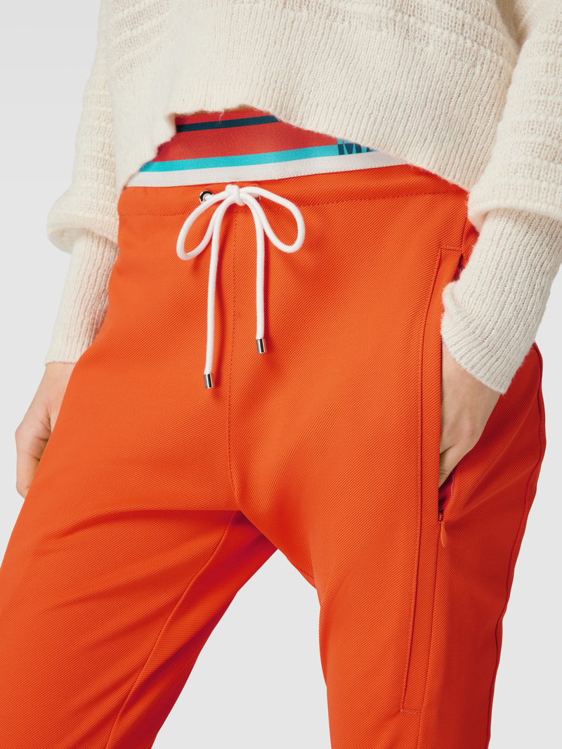 Sweatpants mit Teilungsnähten Modell 'FUTURE 4.0' in orange