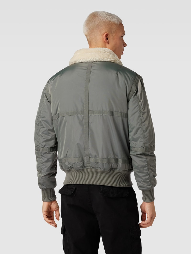 Bomberjacke mit Label-Patch in olivgrün