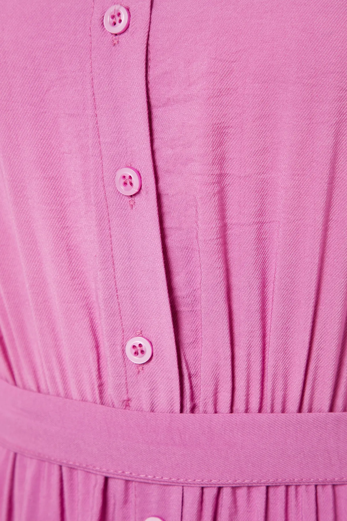 Trendyol Modest  Rosa Hemdblusenkleid aus Webstoff mit Gürtel an den Schultern, detailliertem Rock und Volant TCTSS21EL3887