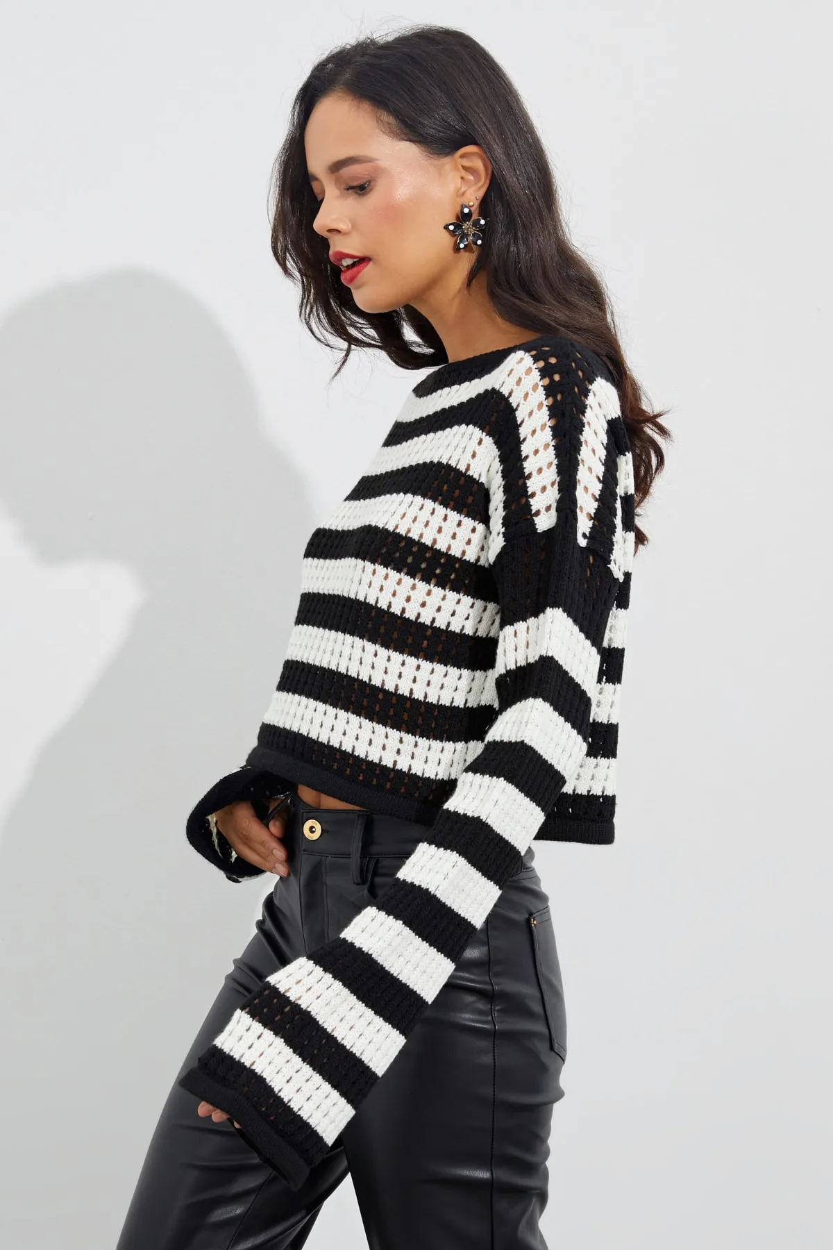 Cool & Sexy  Ecru-schwarze, durchbrochene Strick-Kurzbluse mit spanischen Ärmeln für Damen YV109