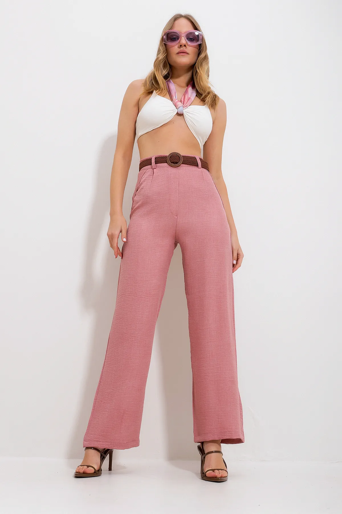 Trend Alaçatı Stili  Puderrosa Webhose für Damen mit hoher Taille, Gürtel und seitlichem verstecktem Reißverschluss ALC-X11881