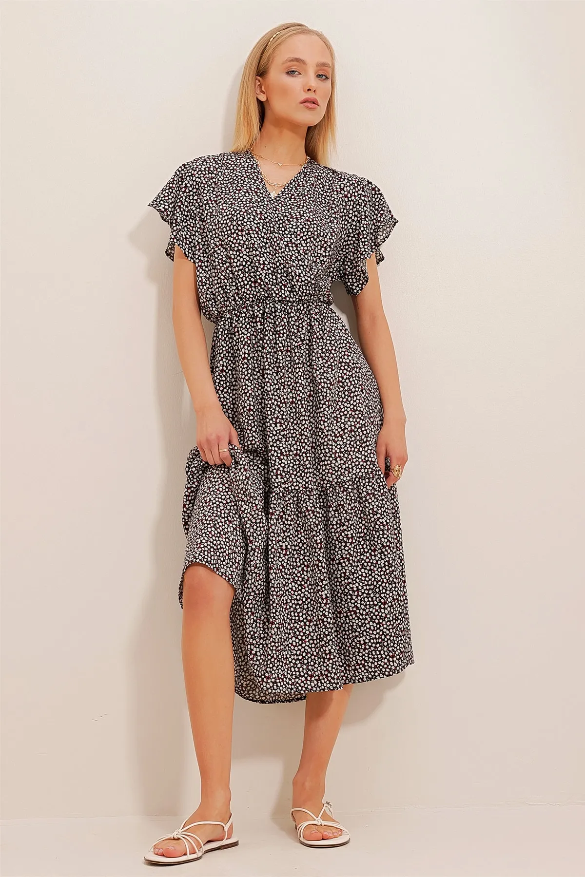 Trend Alaçatı Stili  Damenkleid aus schwarz-rotem, zweireihigem Kragenrock mit Rüschen und Volants aus Viskose ALC-X4373