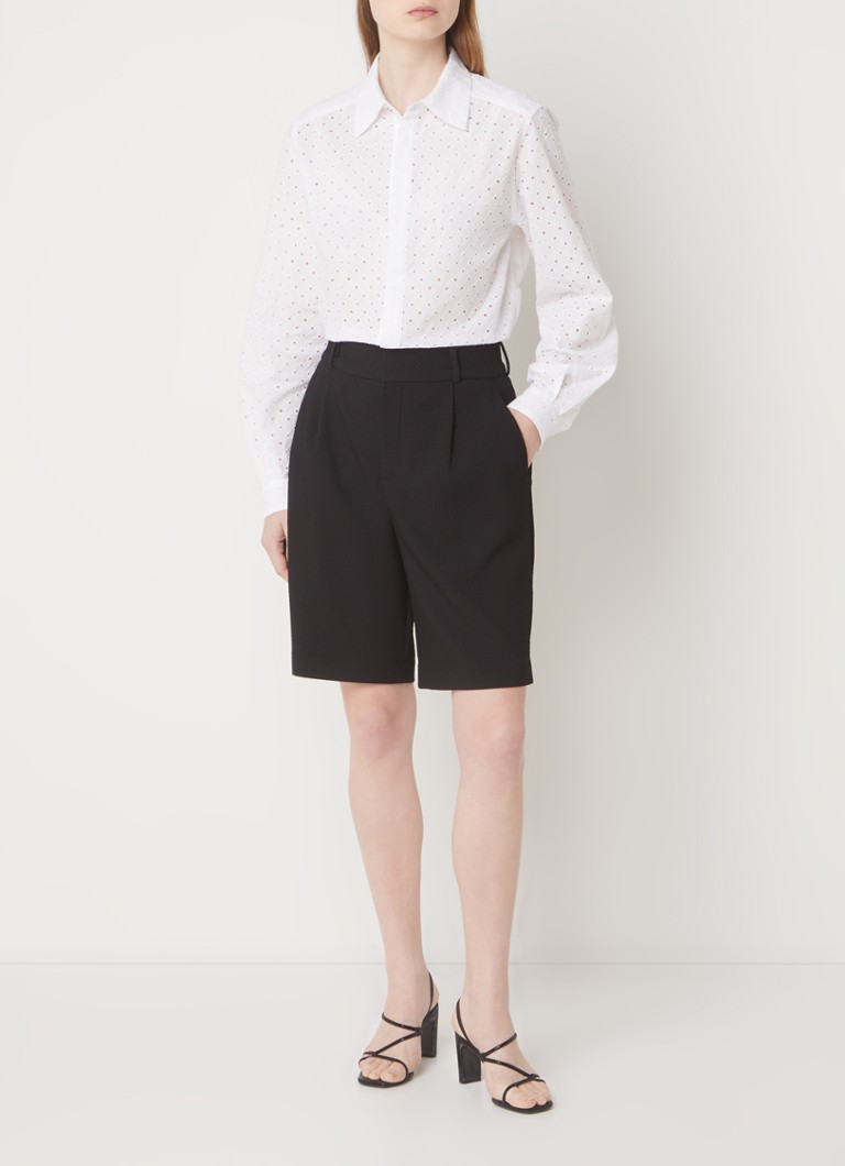 Pantaloni scurți cu talie înaltă, croială dreaptă, cu imprimeu texturat tip vafă, de culoare vanilie.