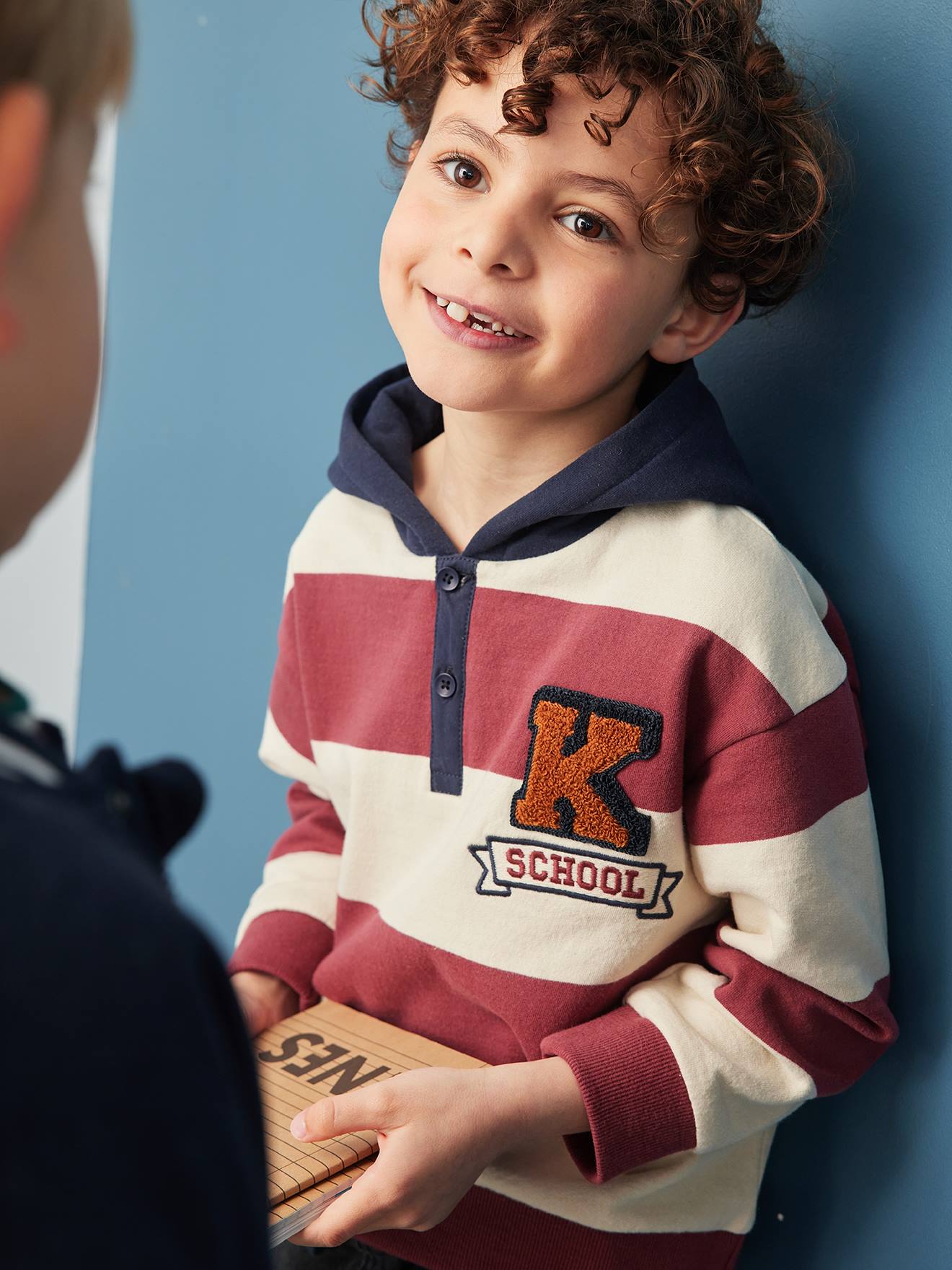 Sweat à capuche rayé garçon badge en bouclettes bordeaux