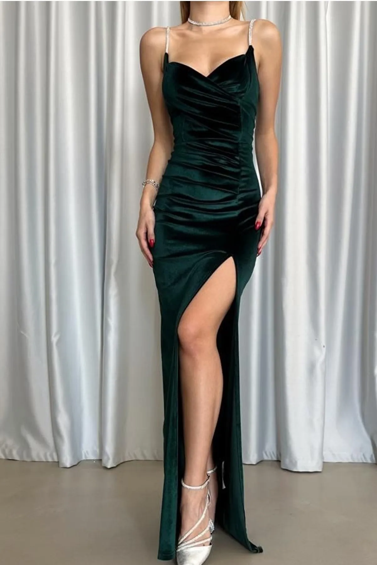 lovebox  Smaragdgrünes Maxi-Abendkleid aus Samtstoff mit tiefem Ausschnitt und Schlitzdetails und Steinträgern 582335