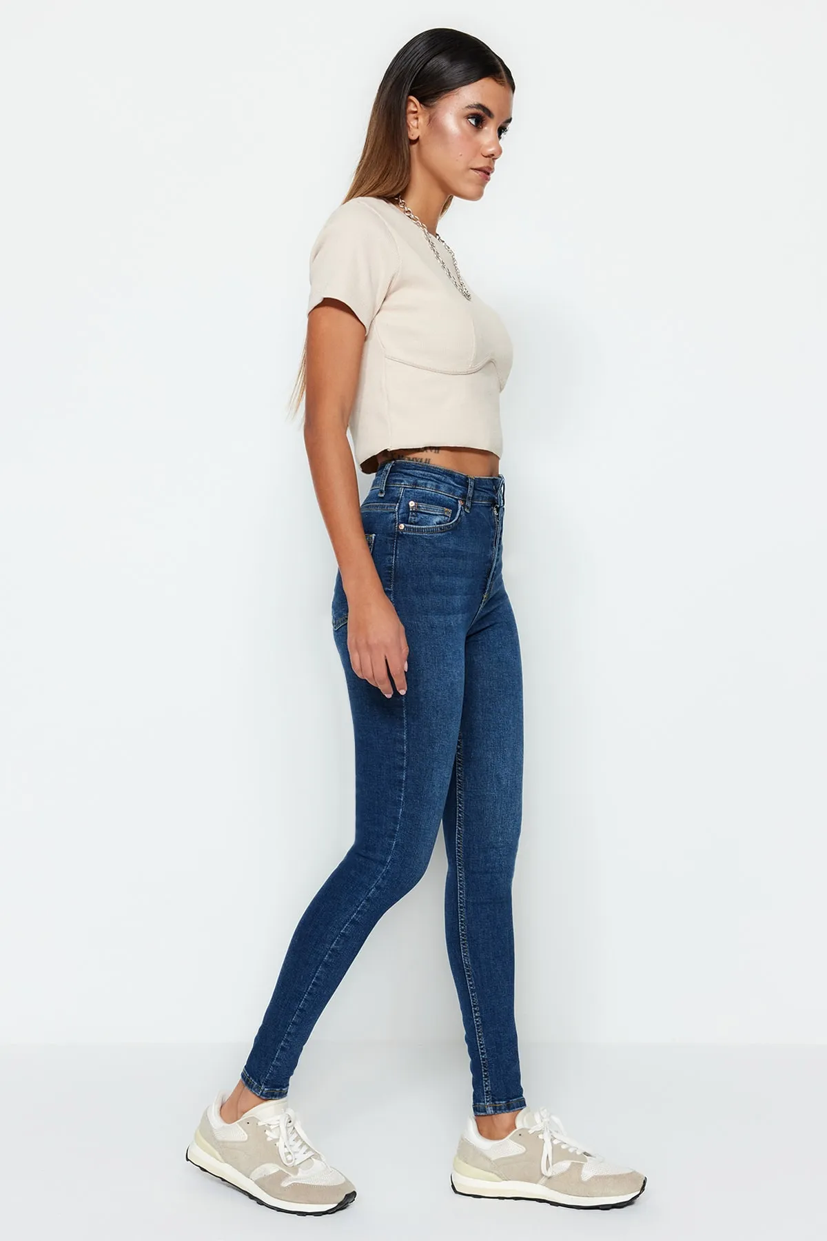 Trendyol Collection  Dunkelblaue Skinny Jeans mit normaler Taille TWOSS23JE00073