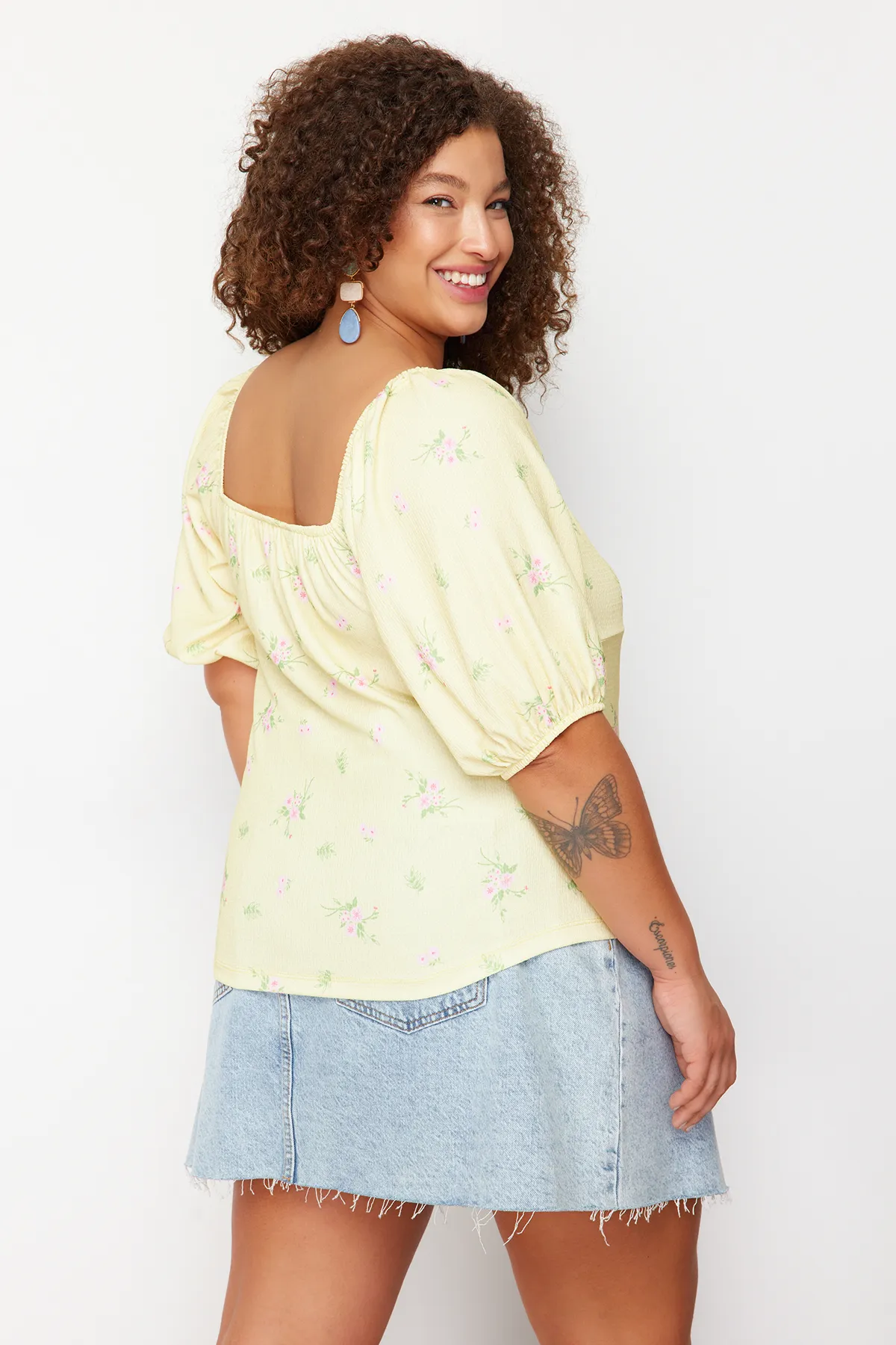 Trendyol Curve  Gelbe Strickbluse mit Blumenmuster TBBSS24AF00086