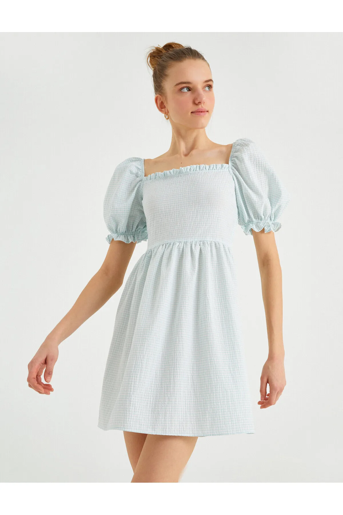 Koton  Rüschendetailkleid mit kurzen Ärmeln