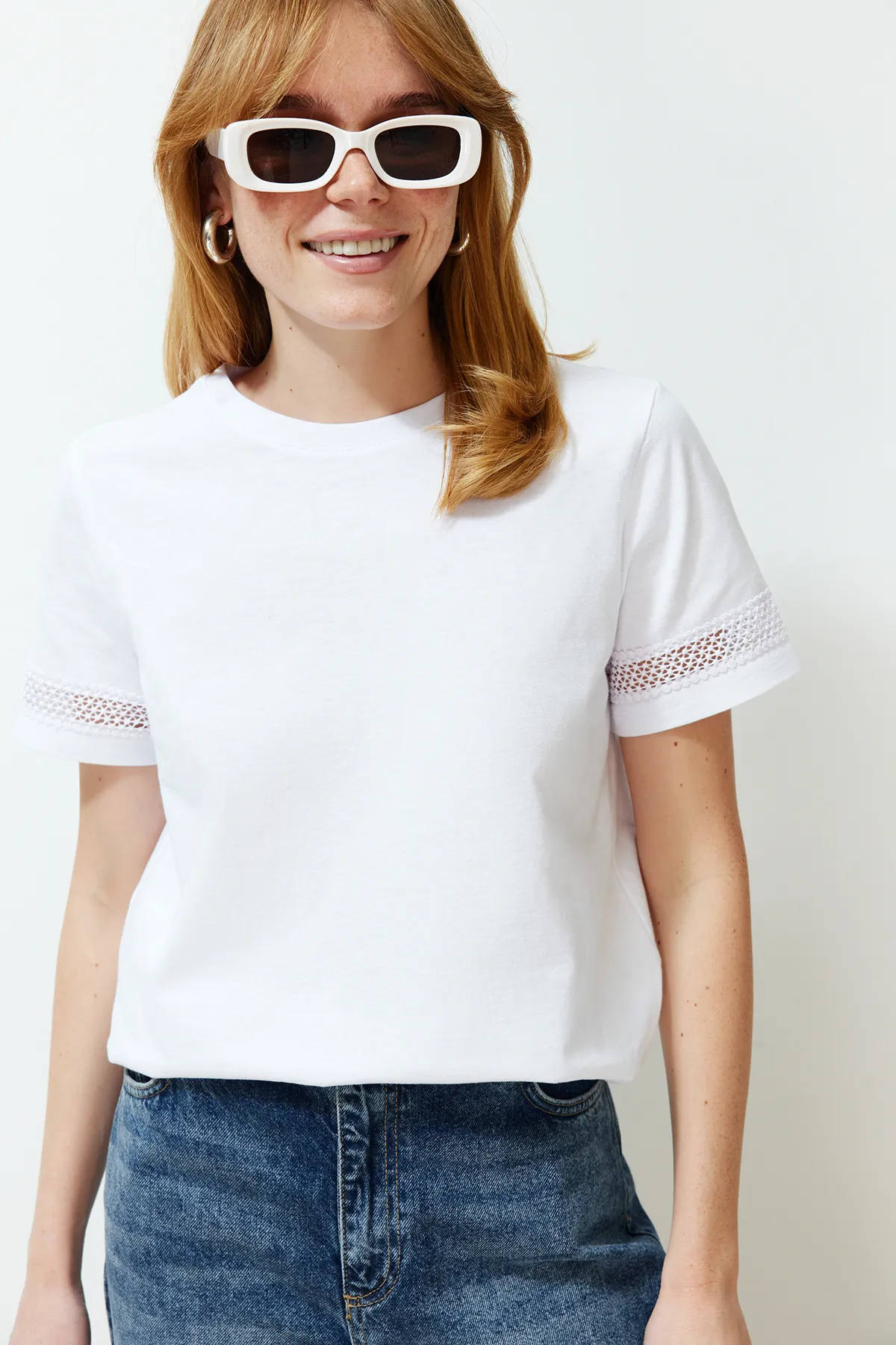 Trendyol Collection  Weißes Accessoire-T-Shirt mit detailliertem Basic-/Regulärmuster-Strick-T-Shirt TWOSS24TS00048