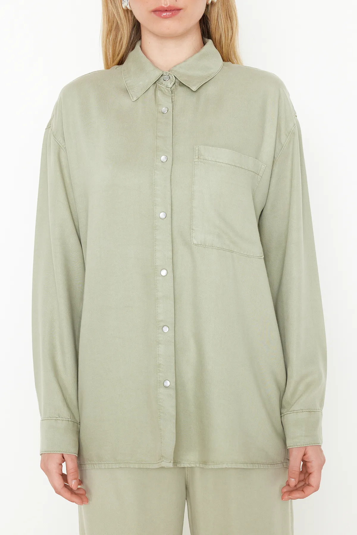 Trendyol Collection  Mintgrünes Oversize-Jeanshemd aus 100 % Tencel™ TWOSS24GO00142