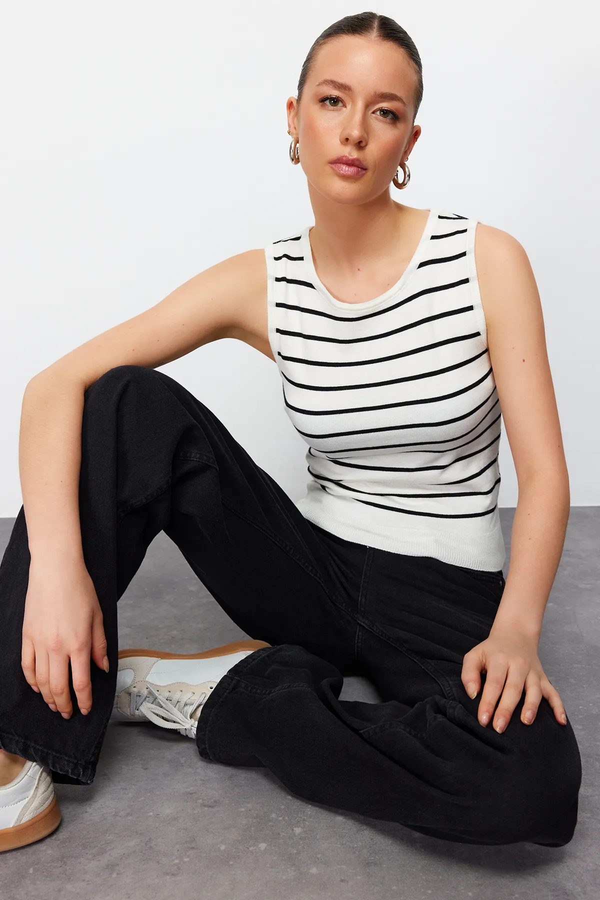 Trendyol Collection  Ecru Premium-Garn/Spezialgarn, gestreifte Strickbluse mit Polokragen TWOSS24BZ00387
