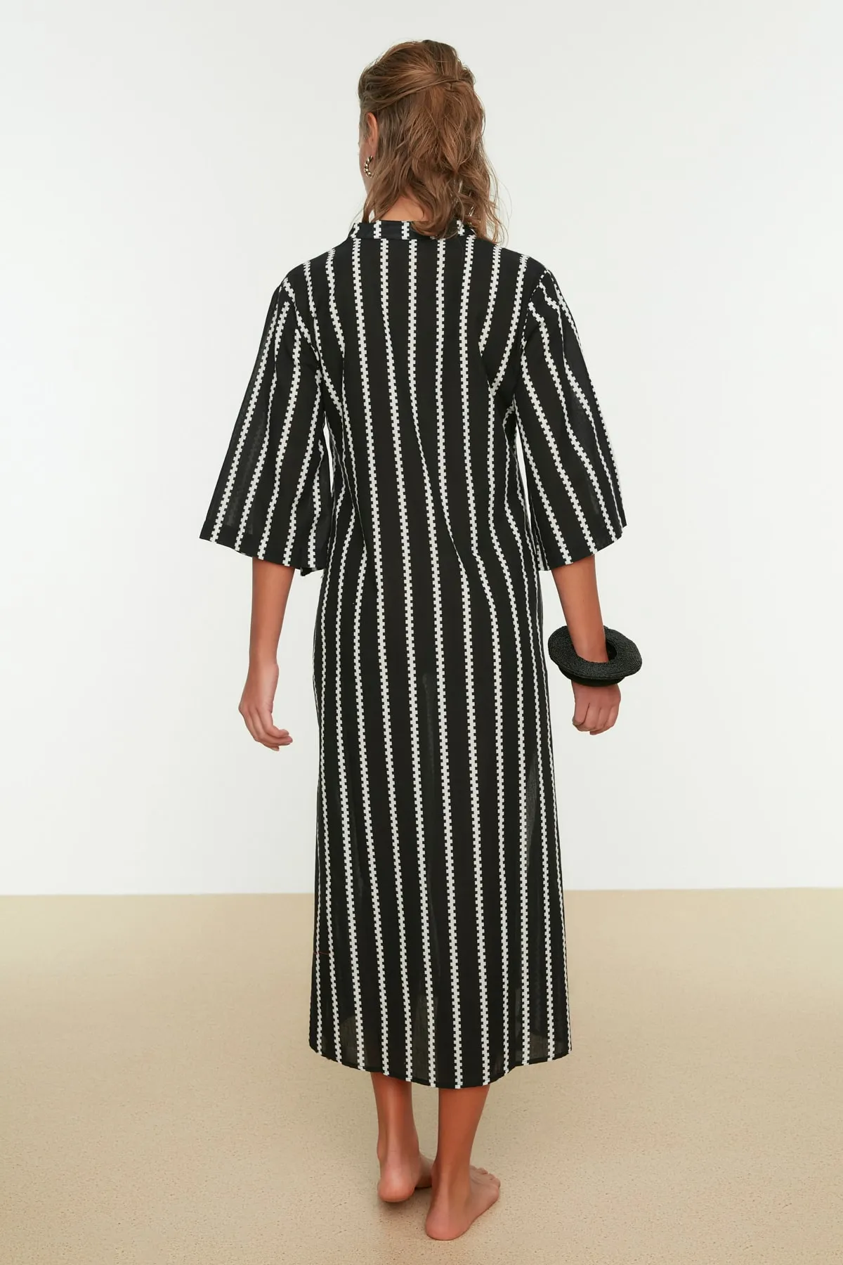 Trendyol Collection  Schwarz gestreifter Maxi-Kimono und Kaftan aus 100 % Baumwolle mit gewebten Quasten TBESS20KM0024
