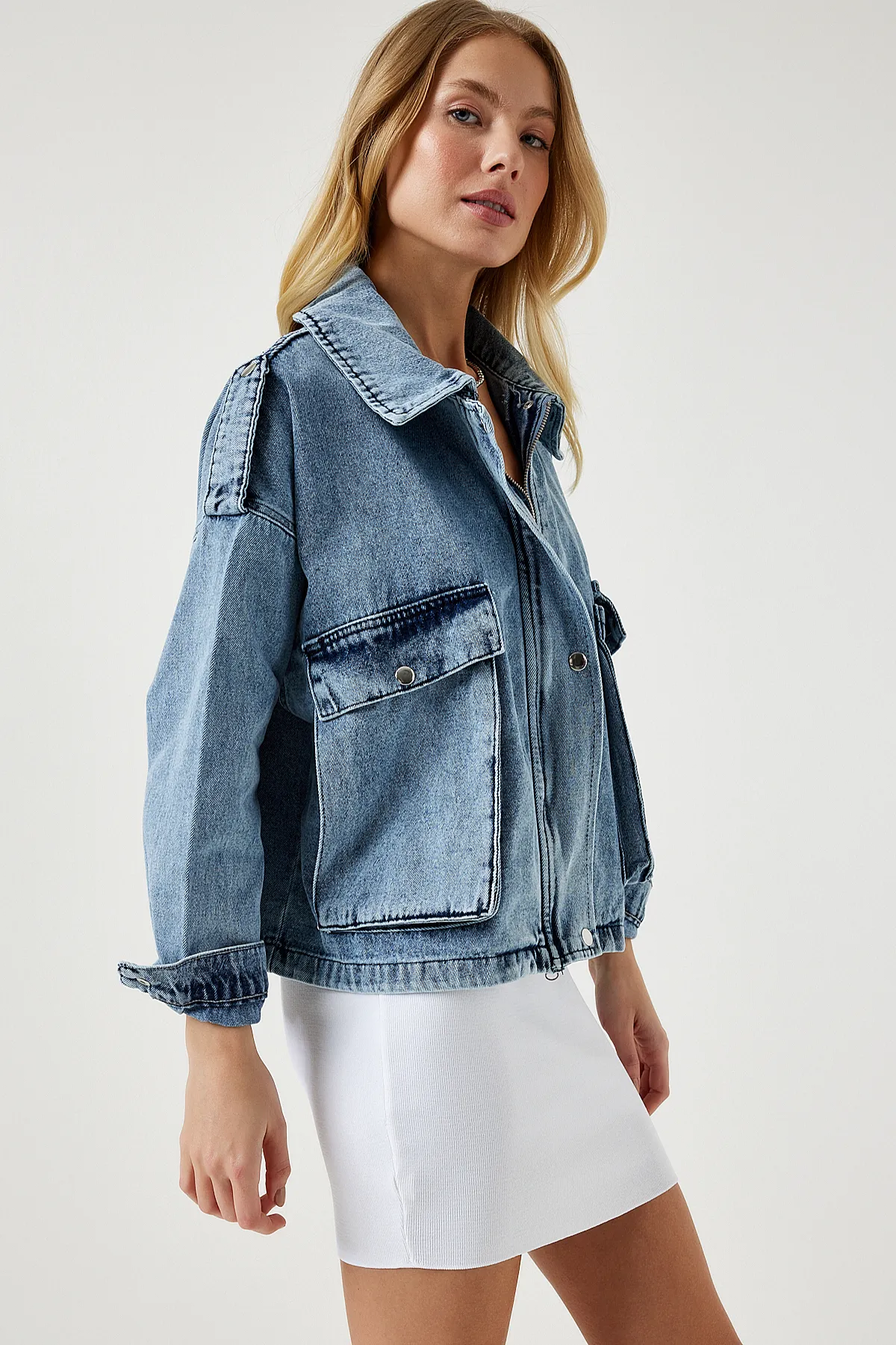 Happiness İstanbul  Hellblaue Damen-Jeansjacke mit breiten Taschen und Epauletten RV00170