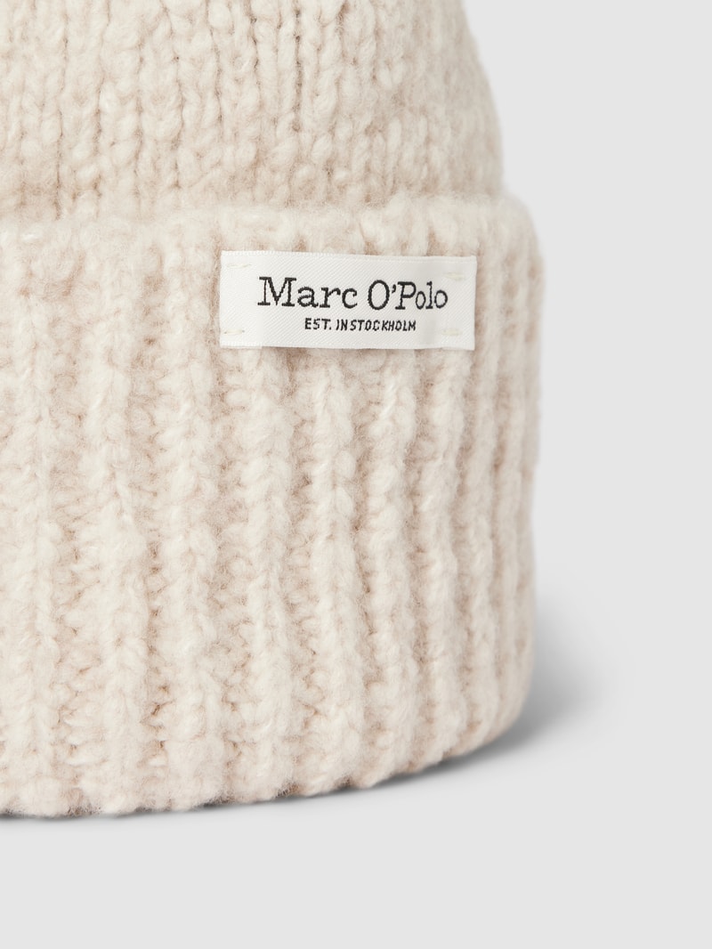 Mütze aus Woll-Mix mit breitem Umschlag und Label-Detail in offwhite