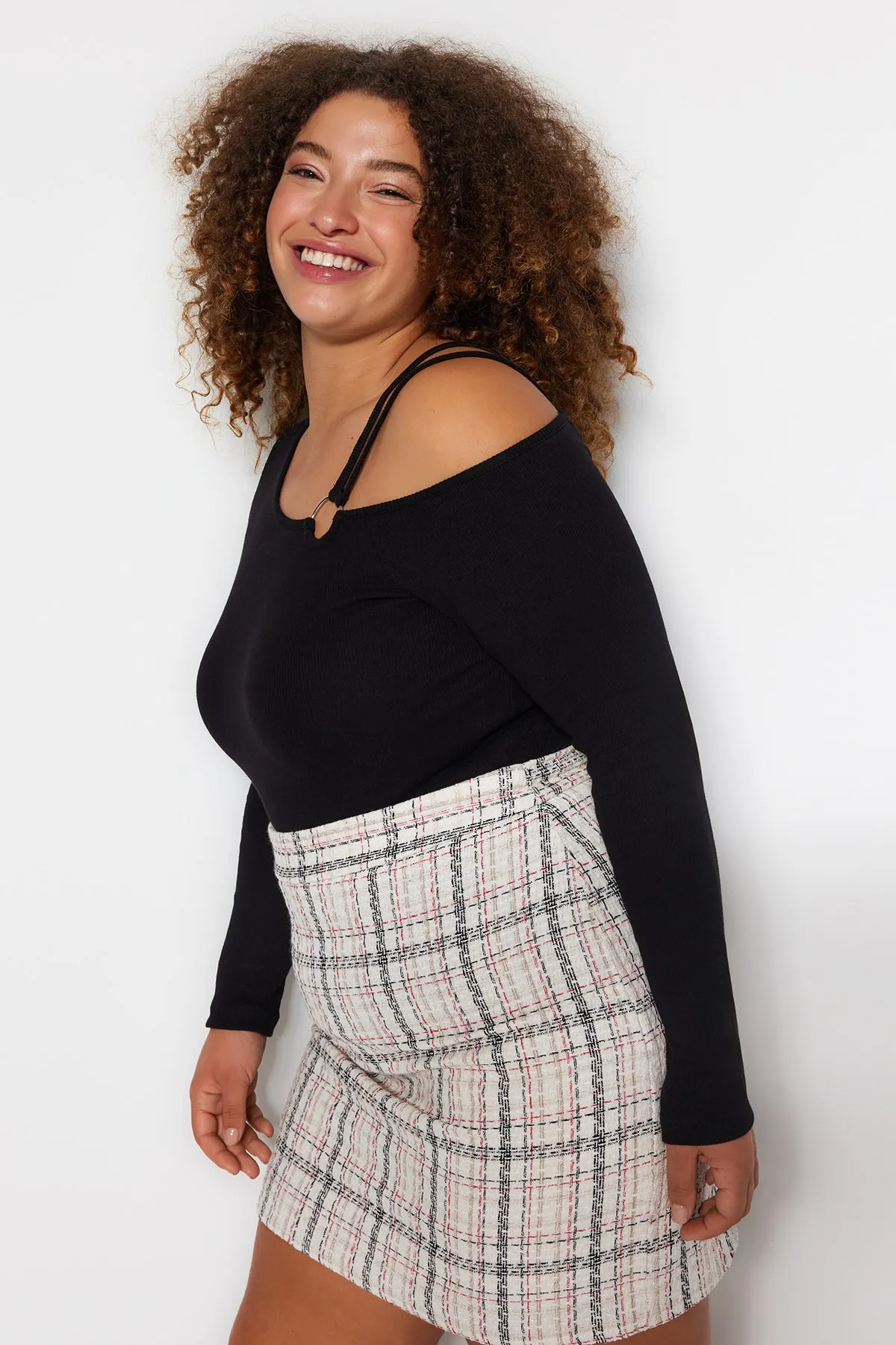 Trendyol Curve  Schwarze gerippte Strickbluse mit asymmetrischem Kragen TBBAW24AF00014