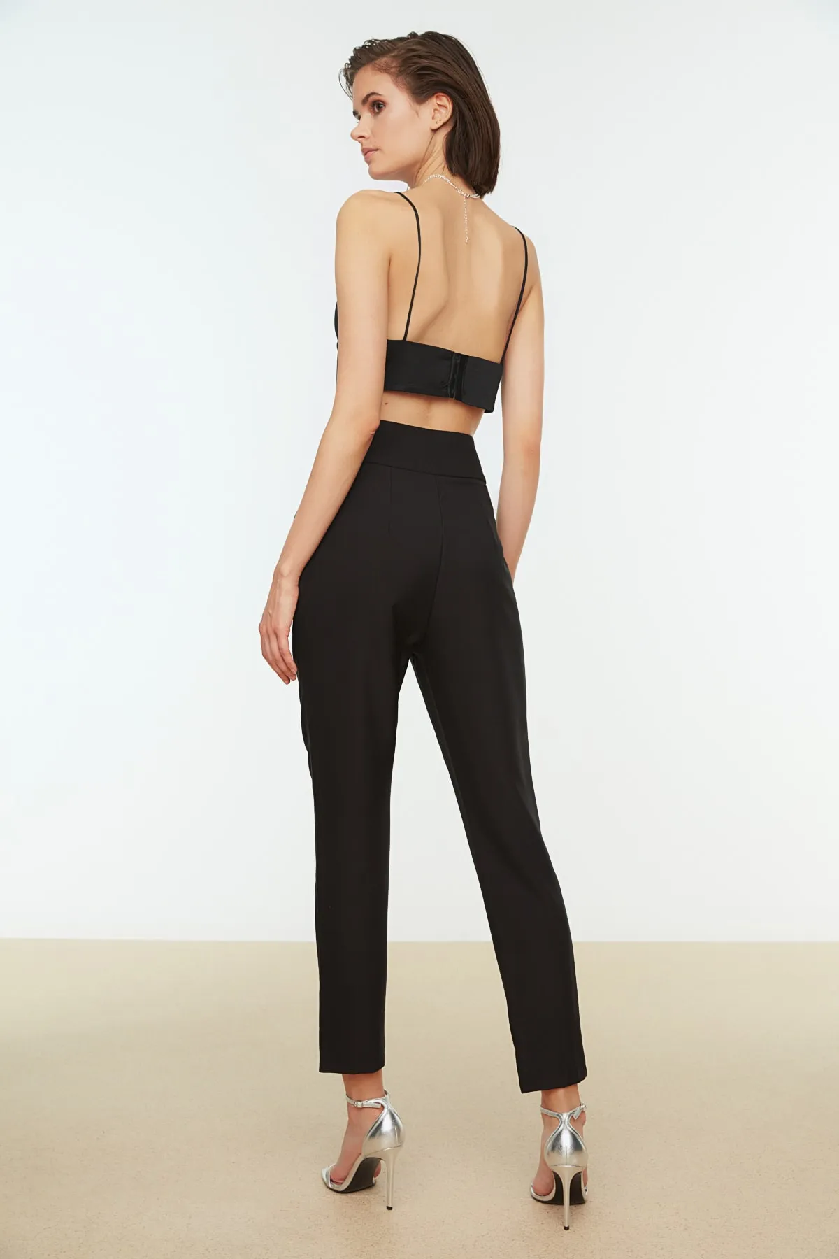 Trendyol Collection  Schwarze, gewebte, glänzende Stone-Hose mit Gürtel TPRAW20PL0168