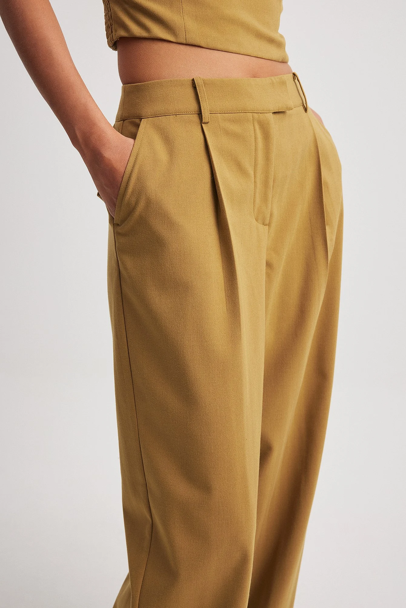 Plissierte Hose mit mittlerer Taille