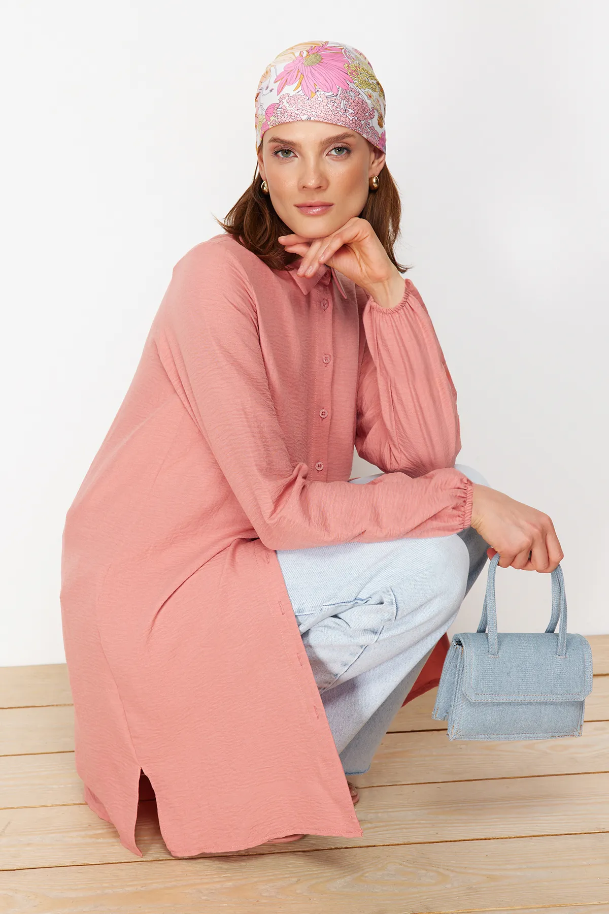 Trendyol Modest  Zimtfarbenes, mittellanges, gewebtes Aerobin-Hemd mit seitlichem Schlitz TCTSS22GO0104